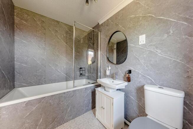 Bathroom W.C (1)