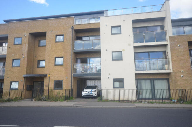2 bed apartment to rent Cranbrook Road, Ilford IG