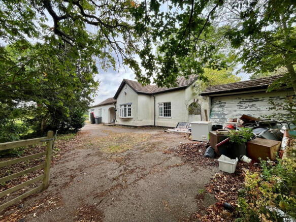 3-bed detached on Watling Street, Radlett, WD7 7LG, £550,000