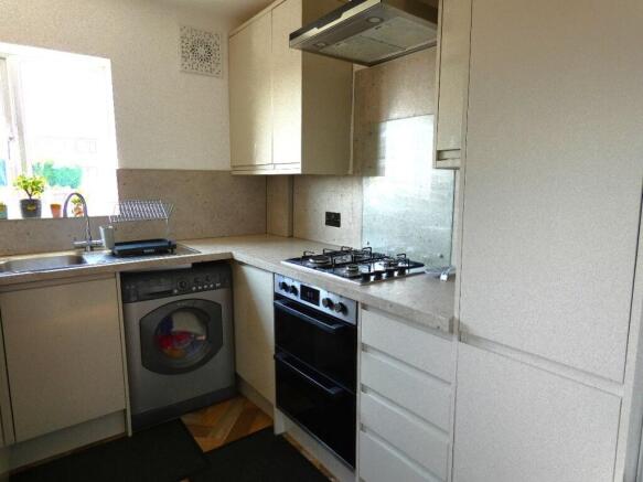 2 bed Semi-Detached to rent Image 4