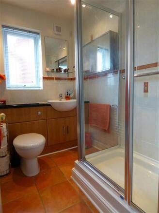 EN-SUITE SHOWER ROOM