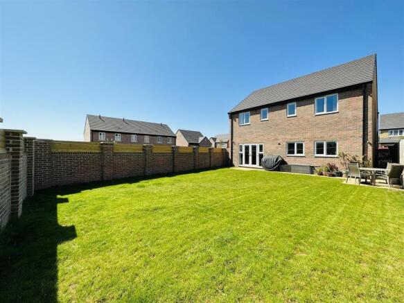 4 bed Detached for sale Image 4