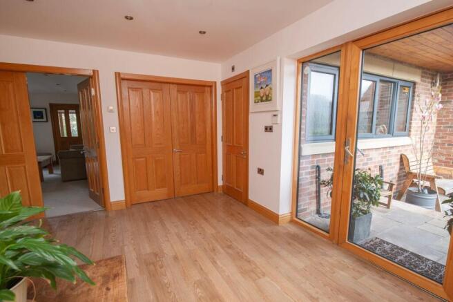 5 bed Detached for sale Image 10