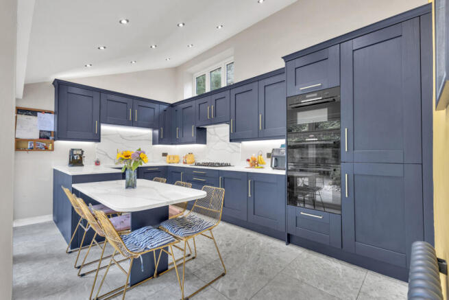 5 bed Detached for sale Image 7