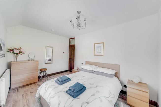 BEDROOM MASTER