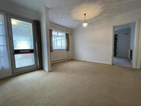 LOUNGE DINING ROOM