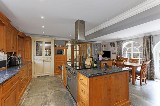 5 bed Detached for sale Image 5