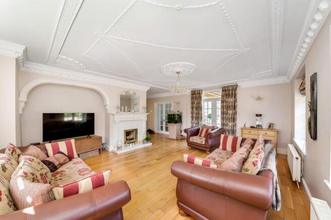 5 bed Detached for sale Image 7