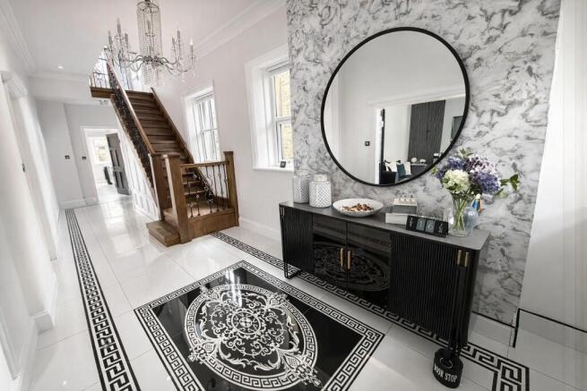 6 bed Semi-Detached for sale Image 2