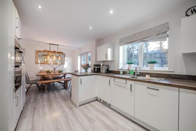 4 bed Detached for sale Image 7