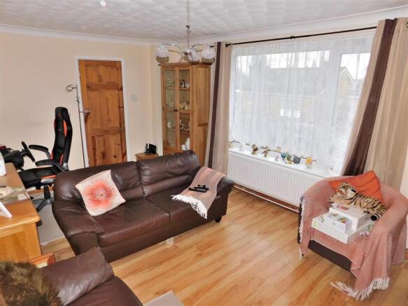 LIVING ROOM 2.JPG