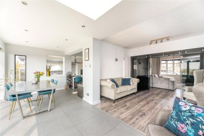5 bed Detached for sale Image 11