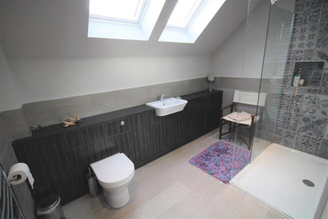 EN-SUITE SHOWER ROOM