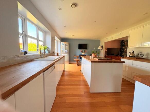 4 bed Detached for sale Image 2