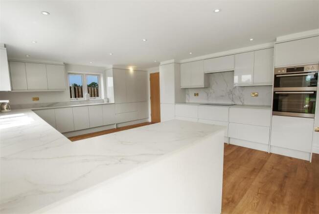 4 bed Detached for sale Image 12
