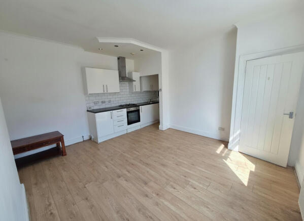 2 bed Terraced to rent Image 5