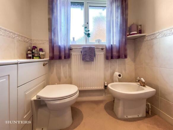 Master En-suite Bathroom