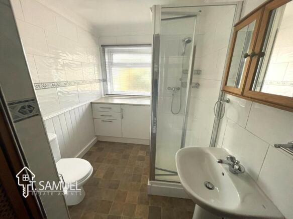 BathroomB.JPG