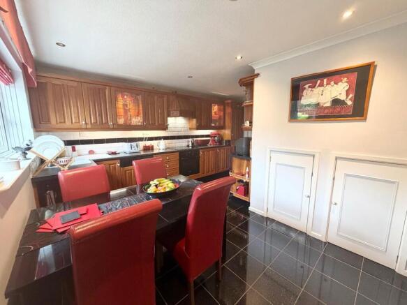 4 bed Detached for sale Image 10