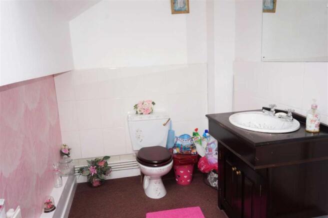 EN-SUITE SHOWER ROOM