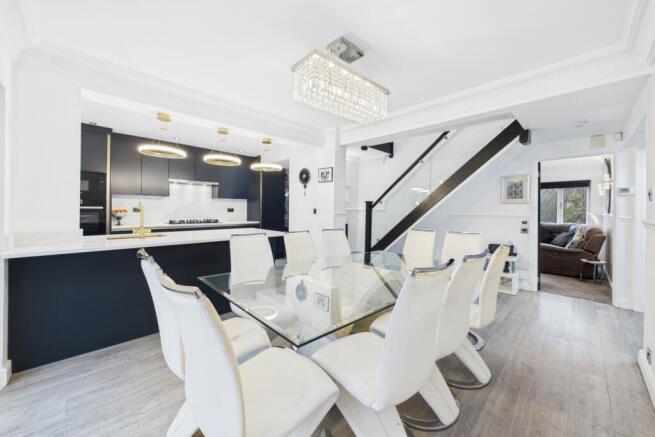 5 bed Detached for sale Image 8