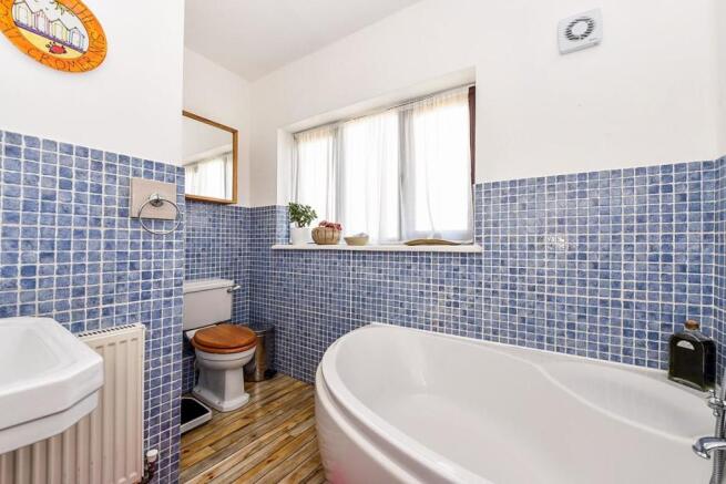 10 - Bathroom.jpg