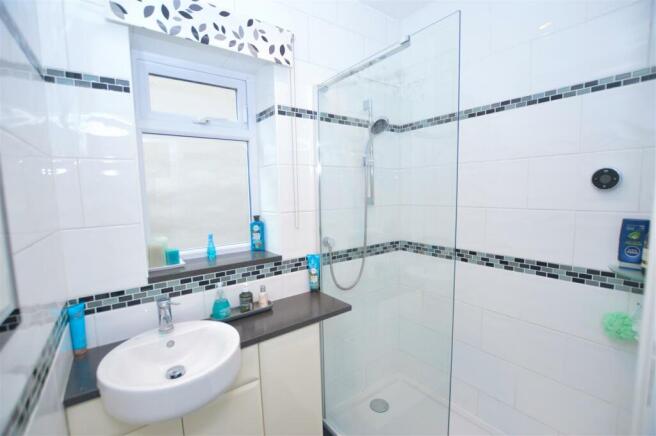 22 Strathearn Ave shower.JPG