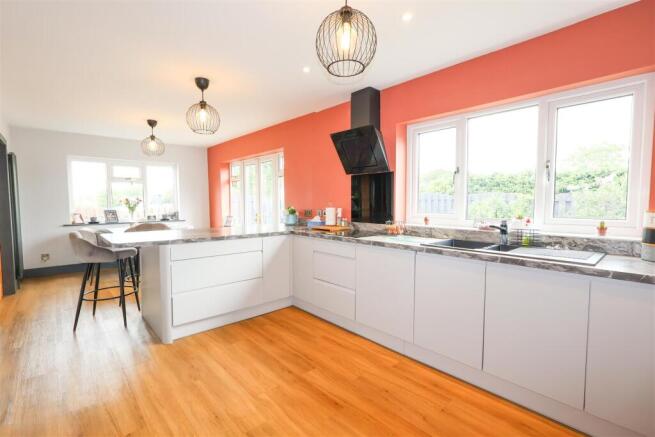 5 bed Detached for sale Image 12
