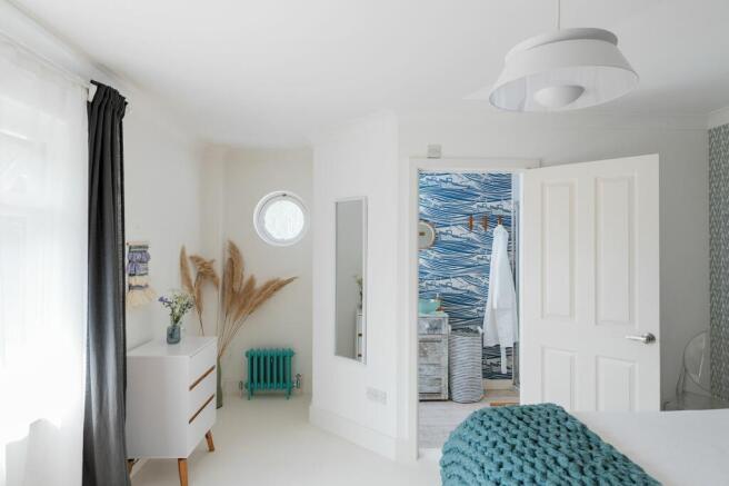 Quillet, Hillfield, Dartmouth: Master Bedroom & Ensuite