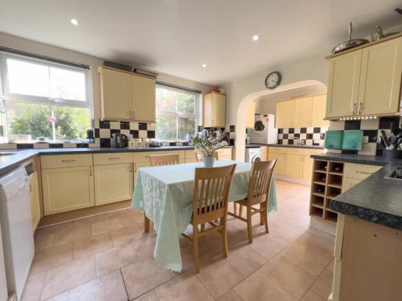 KITCHEN/BREAKFAST ROOM