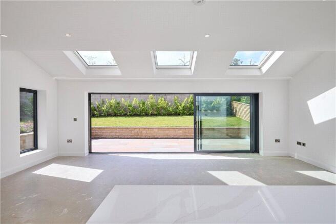 5 bed Detached for sale Image 9