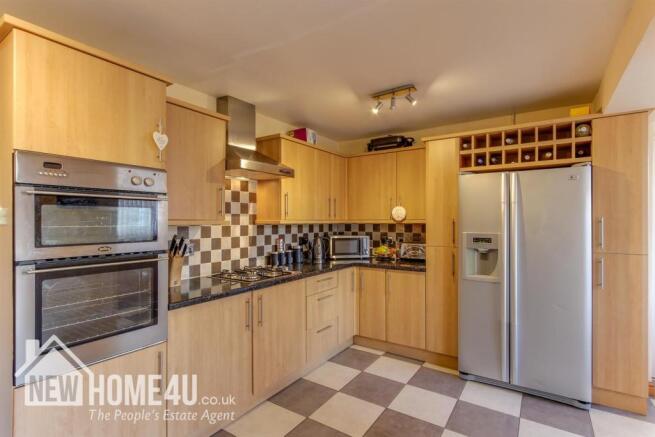 KITCHEN / BREAKFAST ROOM: