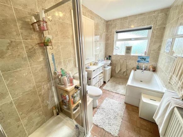 DOWNSTAIRS BATHROOM :