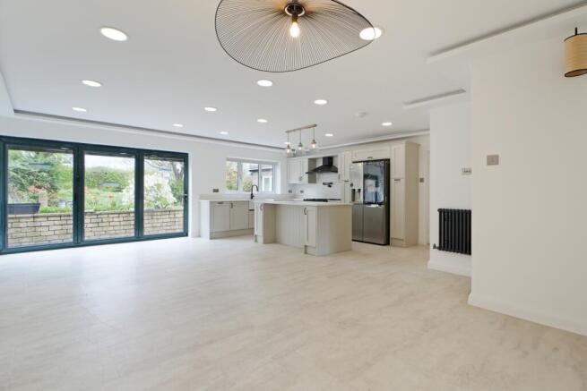 4 bed Detached to rent Image 6