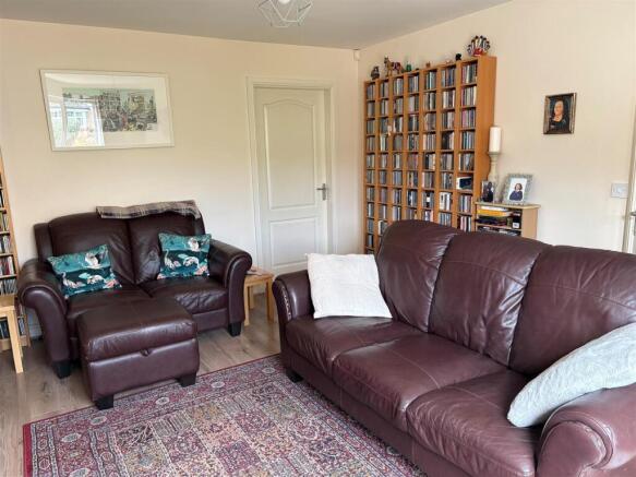 4 bed Semi-Detached for sale Image 4