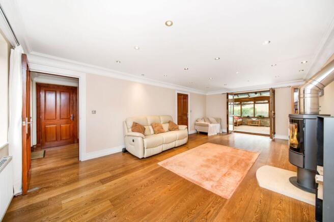 5 bed Detached for sale Image 7