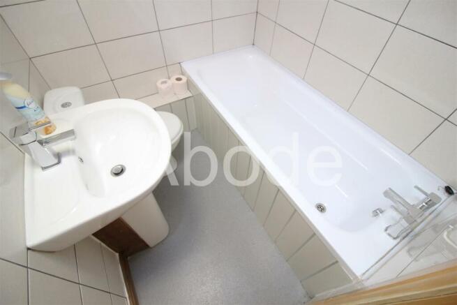 4 bed House to rent Image 11