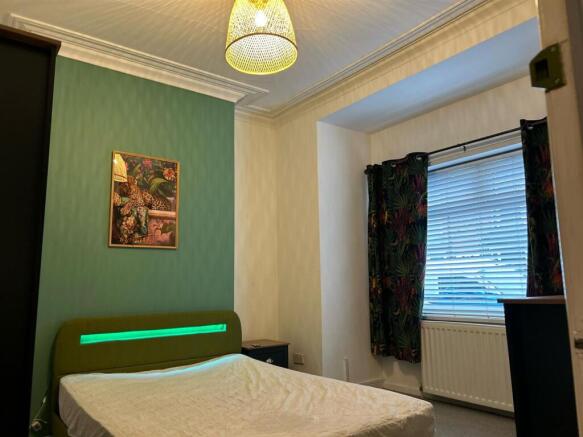 3 bed House Share to rent Image 4