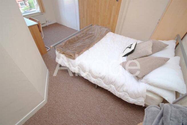 4 bed House to rent Image 8