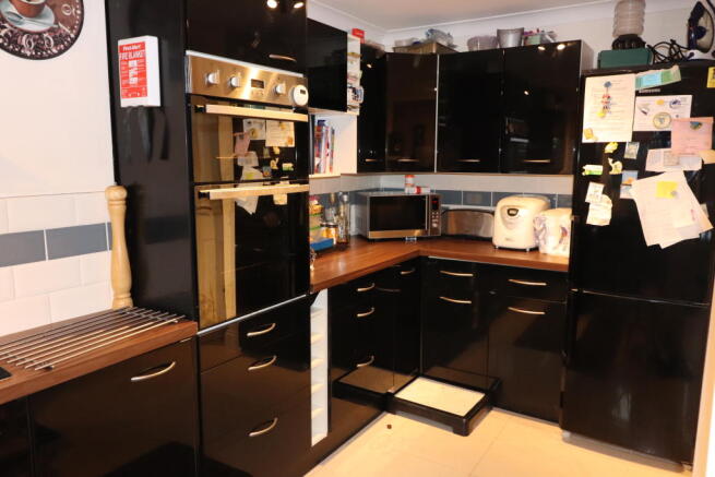 ADDITIONAL PHOTO OF KITCHEN