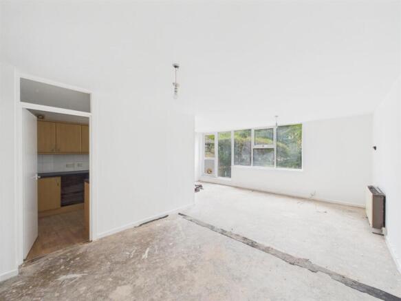 7 - Two-bedroom flat with garage in Clifton.jpg