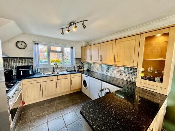 Fully Fitted Kitchen and Breakfast Bar