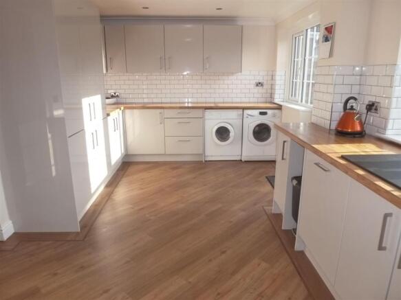 FITTED KITCHEN