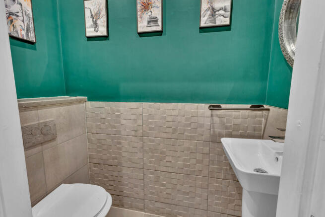5 bed Detached for sale Image 12