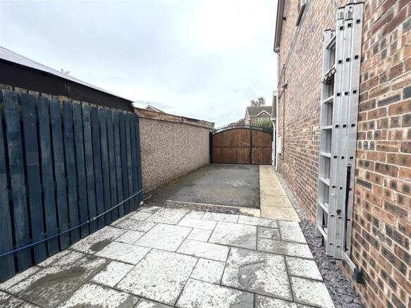 2 bed Semi-Detached for sale Image 8