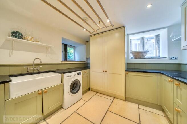 7 bed Detached for sale Image 9