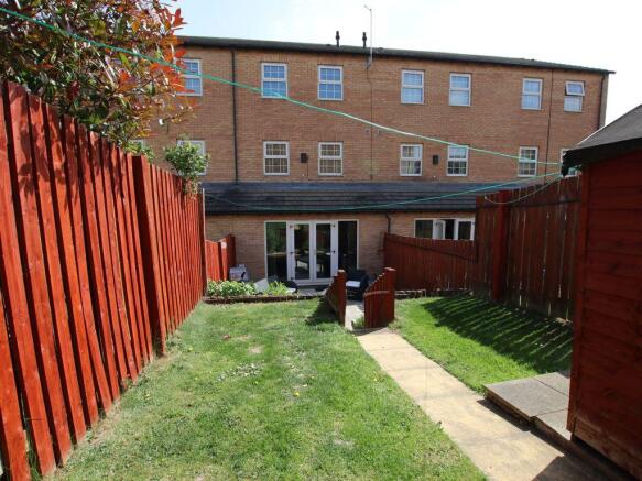 3 bed Town House for sale Image 11