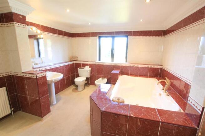 PRINCIPAL BATHROOM