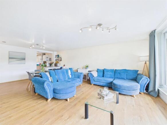 2 bed Flat for sale Image 6