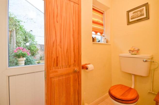 Cloakroom - Newport - Isle of Wight Estate Agents.